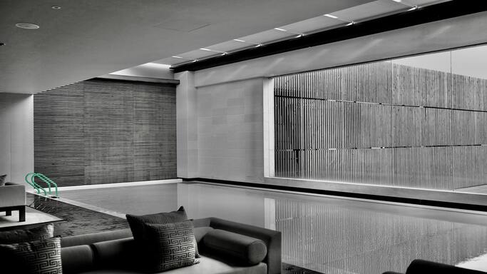 vignette avec un espace de détente avec piscine d'un spa, mettant en avant l'importance de l'audit pour votre centre.