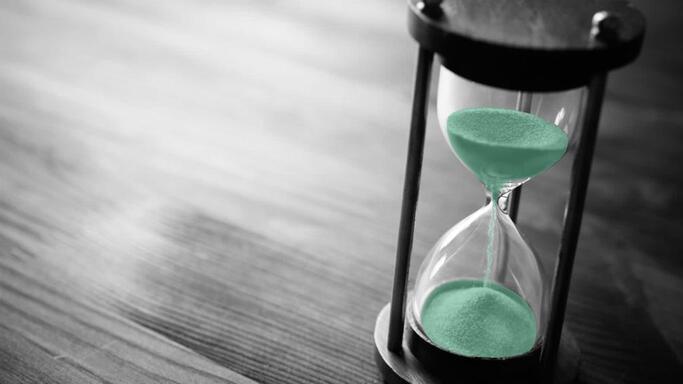 Vignette avec sablier symbolisant la gestion du temps pour les gérants de Spa.