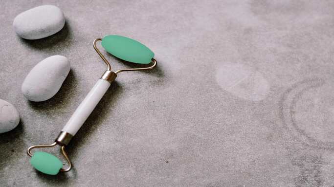 vignette en mettant en avant le matériel de soin du visage pour illustrer l'article de la création d'une carte de soins pertinente.