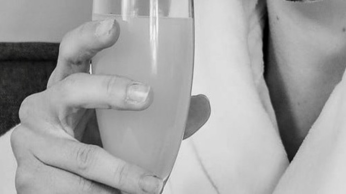 Vignette avec un client mystère profitant d'un soin visage apaisant avec un jus de fruit dans un spa, une illustration parfaite de nos 6 conseils pour optimiser votre client mystère.